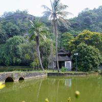 Nhà thủy đình 8 mái là một trong những tinh hoa kiến trúc dân gian độc đáo với 2 tầng cổ diêm, mái dốc có 8 đầu đao cong mềm mại.