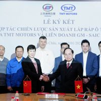 Ông Bùi Văn Hữu (phải) - Chủ tịch HĐQT TMT Motors cùng đại diện của liên doanh GM - (SAIC - WULING) tại buổi lễ ký kết hợp tác, ngày 12/01/2023