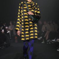 Con gái Jude Law catwalk