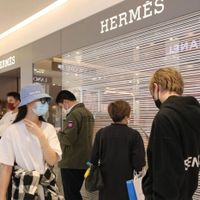 khach-hang-hermes-8664-1676953317.jpg?w=680&h=0&q=100&dpr=1&fit=crop&s=9T_frl5aF2ZkAkGp8bAPgA