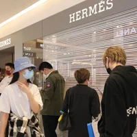 khach-hang-hermes-8664-1676953317.jpg?w=680&h=0&q=100&dpr=1&fit=crop&s=9T_frl5aF2ZkAkGp8bAPgA