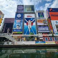 Phố mua sắm  Dotonbori nằm dọc con sông cùng tên.