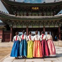 Trang phục truyền thống. Ảnh: travelpast50.com