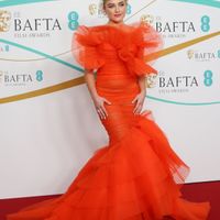 Florence-Pugh-1676858771.jpg?w=1200&h=0&q=100&dpr=1&fit=crop&s=-_6s1KjztNpiSe_HZkKPzQ