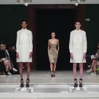 Hussein Chalayan Xuân Hè 2016 (video: Dezeen)