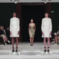 Hussein Chalayan Xuân Hè 2016 (video: Dezeen)