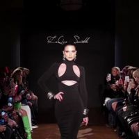 Julia Fox mở màn show LaQuan Smith Thu Đông 2022 (video: SS)