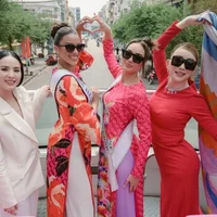 Miss Universe 2022 diện áo dài dạo chơi ở TP HCM