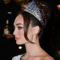 Miss Universe 2022 ở hậu trường trang điểm khi công tác Việt Nam