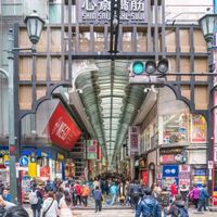 Phố mua sắm Shinsaibashi Suji. Ảnh: Surachet Jo/Shutterstock.com.