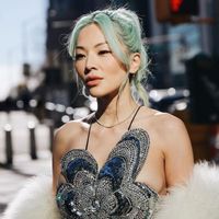 Tina Leung diện trang phuc sequin trên đường phố New York