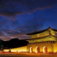 Cổng quảng trường  Gwanghwamun. Ảnh: Pinterest.