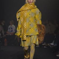 00021-burberry-fall-2023-ready-to-wear-credit-gorunway-scaled.jpg