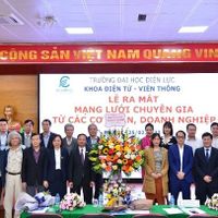 Lãnh đạo Trường Đại học Điện lực và Khoa Điện tử - Viễn thông chụp ảnh lưu niệm với các Chuyên gia và đại biểu tham dự buổi lễ