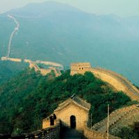 Vạn lý trường thành là công trình do vua Tần Thủy Hoàng khởi xướng xây dựng.