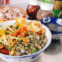 dung-chan-tai-com-hen-hoa-dong-quan-ngon-khong-the-bo-qua-khi-den-hue-01-1638287407.jpg