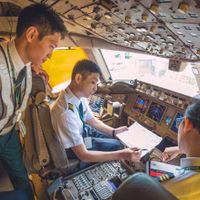 Phi hành đoàn làm công tác chuẩn bị trước khi khởi hành. Ảnh: EVAAirUS.