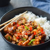 Gà được xào cay với các loại đậu phộng, ăn vô cùng bắt cơm).