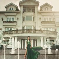 Tiên Nguyễn - Ái nữ nhà vua hàng hiệu sống trong căn biệt thự như lâu đài, dát vàng khắp nơi cực xa xỉ - Ảnh 2.