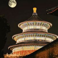Kỳ Niên điện lộng lẫy về đêm.