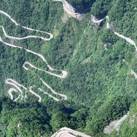 99 khúc cua nổi tiếng ở Trương Gia Giới.