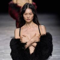 Ann Demeulemeester Thu Đông 2023 người mẫu dùng tay che ngực catwalk