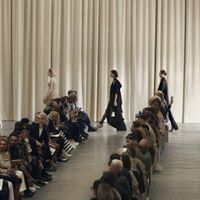 BST Burberry Xuân Hè 2023 bảng màu mới trên sàn catwalk