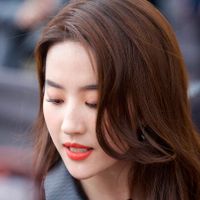 Lưu Diệc Phi bên dàn sao châu Á ở tuần thời trang