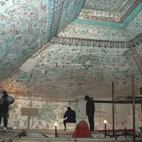 Bên trong hang.