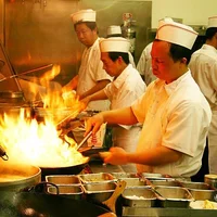 Các đầu bếp Quảng Đông đang chế biến món ăn. Ảnh: wikipedia.