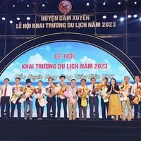 Ban tổ chức tặng hoa cho các doanh nghiệp tài trợ cho lễ khai hội