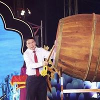 Chủ tịch UBND huyện Cẩm Xuyên Hà Văn Bình đánh trống khai hội