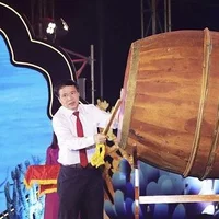 Chủ tịch UBND huyện Cẩm Xuyên Hà Văn Bình đánh trống khai hội