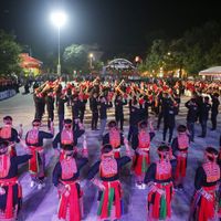 dieu-dien-nguoi-dao-xuong-pho-tai-le-hoi-que-huyen-van-yen-lan-thu-iv.jpg