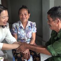 lanh-doa-huyen-van-yen-chuc-mung-dong-vien-ho-ngheo-xa-yen-phu-khi-duoc-ve-song-trong-can-nha-dai-doan-ket.jpg