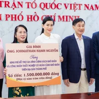 Gia đình vua hàng hiệu Johnathan Hạnh Nguyễn tặng người nghèo 1,5 tỷ