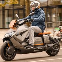 Xe maxi scooter BMW CE 04 chạy điện cập bến thị trường Đông Nam Á