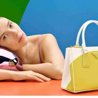 Chiến dịch túi Prada New Galleria cùng nữ diễn viên Scarlett Johansson