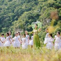Trang Nhung ra mắt MV Mong thế giới yên bình