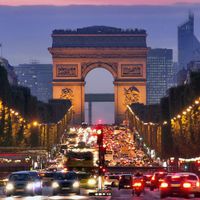 Đại lộ Champs Elysees vô cùng tấp nập và nhộn nhịp.