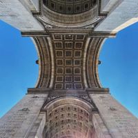 Phần mái vòm nhìn từ dưới lên. Ảnh: @arcdetriomphe_paris