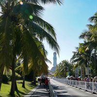 Xếp hàng lên tượng Quan Âm. Ảnh: Zing News