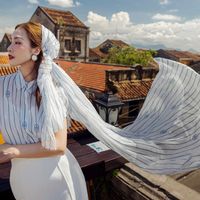 Khả Ngân cùng thời trang Elise cuốn hút trong từng khung hình