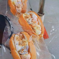 bánh-mì-kẹp-kem-ivivu