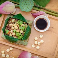 Cơm gói lá sen Đồng Tháp thường sử dụng loại gạo huyết rồng để nấu.