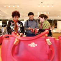 Khách mua hàng ở outlet có thể dùng cả tiền mặt lẫn thẻ để thanh toán. Ảnh: thetubdoc.