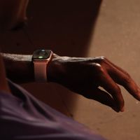 nhấp ngón trỏ cùng ngón cái vào với nhau 2 lần (double-tab), cảm biến trên Apple Watch sẽ ghi nhận chuyển động và thực hiện các tác vụ tương ứng