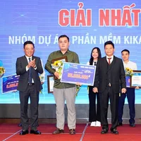 Ban Tổ chức trao Giải cho các dự án đoạt giải tại Cuộc thi "Tìm kiếm tài năng khởi nghiệp đổi mới sáng tạo 2023".