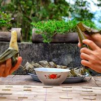 Bánh chấm với mật mía.