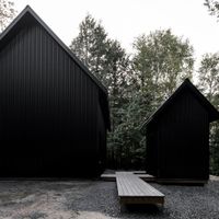 designed-by-montreal-based-practice-appareil-architecture-grand-pic-chalet-is-inspired-by-the-colors-and-vertical-lines-found-throughout-the-forest-around-the-property.jpg